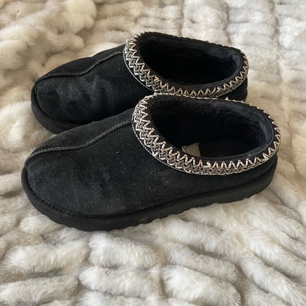 Ugg size 7 Tasman slippers
